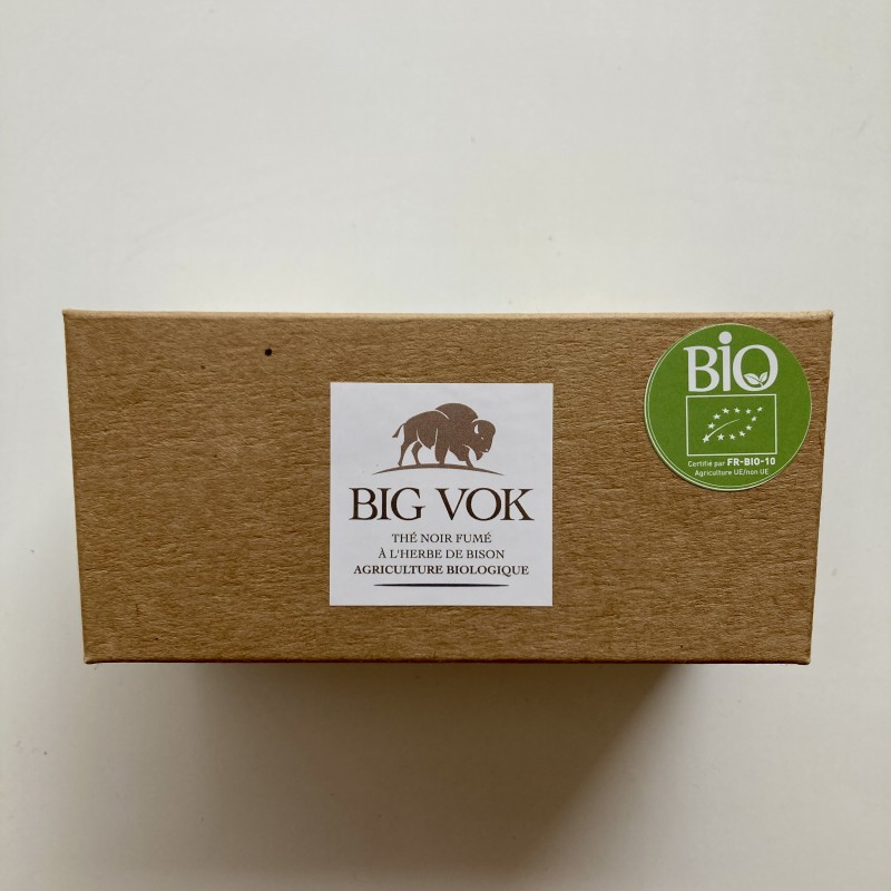 Thé noir Lapsang Souchong bio à l’herbe de bison boîte 40g avec filtre Big Vok OGONA Thé noir Lapsang Souchong bio à l’herbe de bison boîte 40g avec filtre Big Vok OGONA